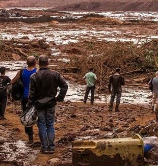 Los equipos de rescate tras el derrumbe de la presa de Brumadinho, el pasado 25 de enero, que causó la muerte a 165 personas