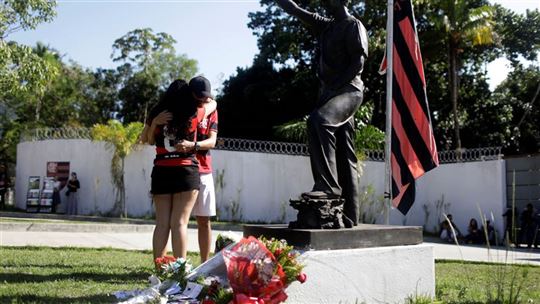 Lágrimas en el Centro deportivo del Flamengo, histórico equipo de fútbol en Río de Janeiro, donde el 8 de febrero murieron 10 jóvenes en un incendio