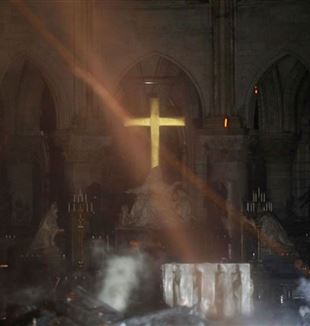 El ábside de la Catedral de París tras el incendio