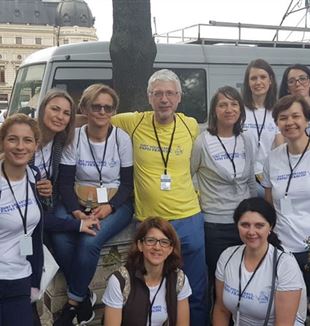 Un grupo de voluntarios por la visita del Papa a Bucarest