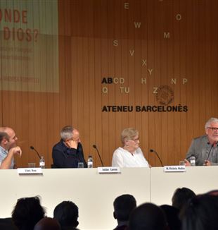 Por la izquierda, Lluís Bou, Julián Carrón, Viqui Molins y Gregorio Luri