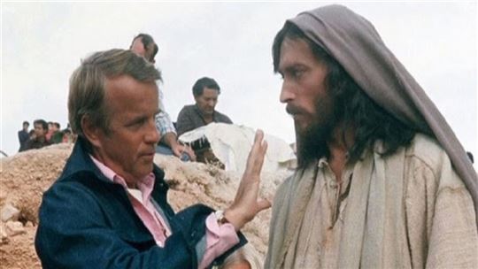 Zeffirelli y Robert Powell en el rodaje de ''Jesús de Nazaret''