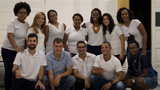 Marco Montrasi (abajo, segundo por la izquierda), responsable de CL en Brasil, con algunos de la comunidad de Salvador
