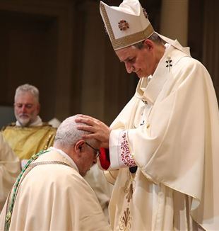 Monseñor Matteo Zuppi impone las manos a Giovanni Mosciatti