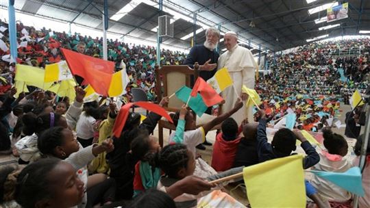El papa Francisco con el padre Pedro Opeka en la Ciudad de la Amistad