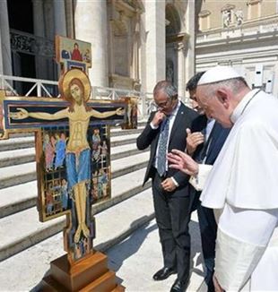 El Papa bendice la Cruz de la Misericordia de los presos de Paliano (Frosinone)
