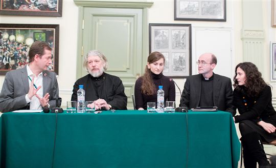 Encuentro en la Biblioteca del Espíritu con (por la izquierda) Jean François Thiry, el padre Aleksei Uminskij, Tania Koneva, Javier Prades e Isabel Almería