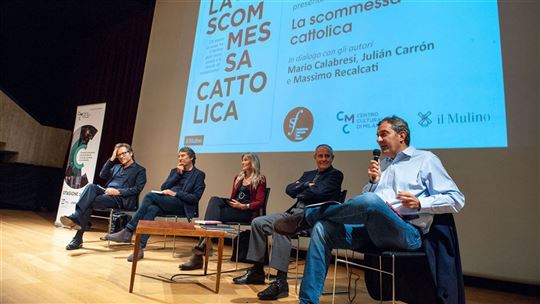 Por la izquierda: Massimo Recalcati, Mauro Magatti, Chiara Giaccardi, Julián Carrón y Mario Calabresi