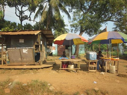 Aspecto de las calles y de los pequeños puestos de venta en la periferia de Monrovia
