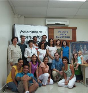María y David (agachados, a la derecha) con la comunidad de CL en Dominicana