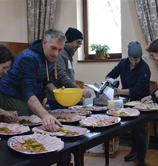 Voluntarios preparan la comida para la Jornada con los pobres en Bucarest