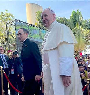 El papa Francisco al llegar al pueblo de Wat Roman, en Tailandia