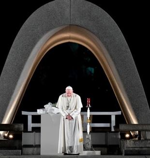 El papa Francisco reza en Hiroshima