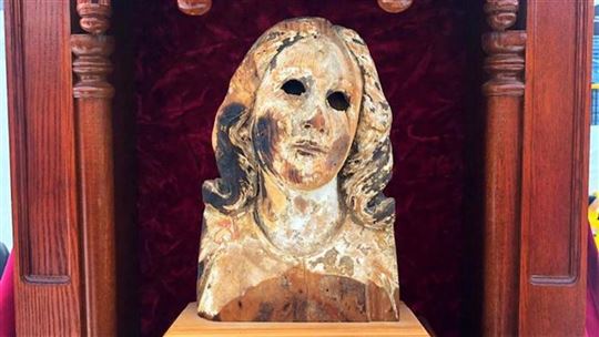 La cabeza de la estatua de la Virgen en la catedral de Urakami