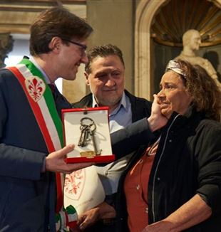 Cleuza y Marcos Zerbini reciben las llaves de Florencia del alcalde Dario Nardella