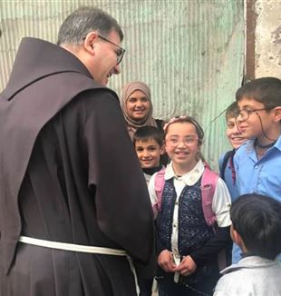 El padre Firas Lutfi con niños de Alepo