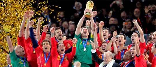 La copa del Mundial en manos de Iker Casillas en 2010