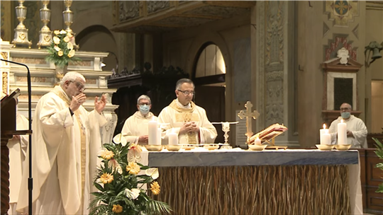 Monseñor Giovanni Mosciatti y monseñor Erio Castellucci en la misa de aniversario de Enzo Piccinini