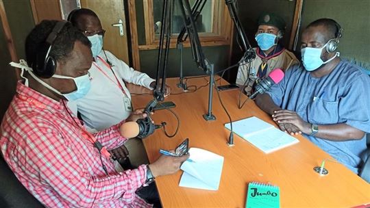 Clases por radio en el campo de refugiados de Dadaab
