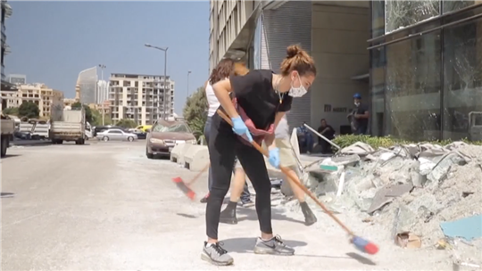 Voluntarios limpiando las calles de la ciudad