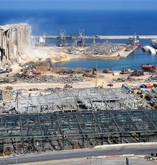 El puerto de Beirut tras la explosión del 4 de agosto (foto Unsplash/Rashid Khreiss)