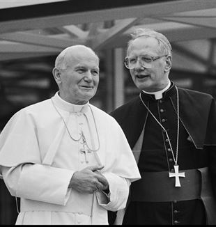 Adrianus Simonis con Juan Pablo II en 1985