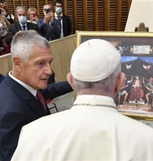 Sergio Daniotti muestra al Papa "La coronación de espinas" de Bernardino Luini