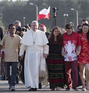 El papa Francisco con jóvenes en Polonia en 2016