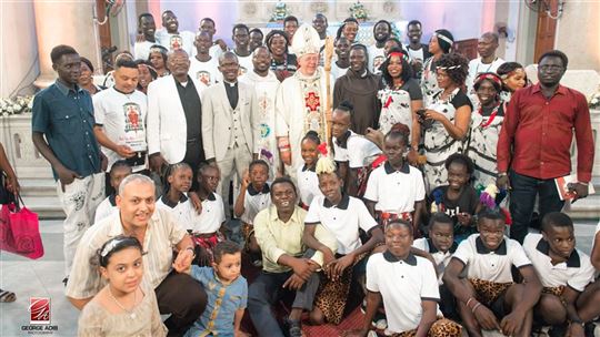 Con un grupo de fieles sudaneses