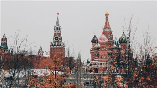 La catedral ortodoxa de San Basilio en Moscú (foto Unsplash/Michael Parulava)