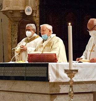 El cardenal Gualtiero Bassetti en la misa por don Giussani