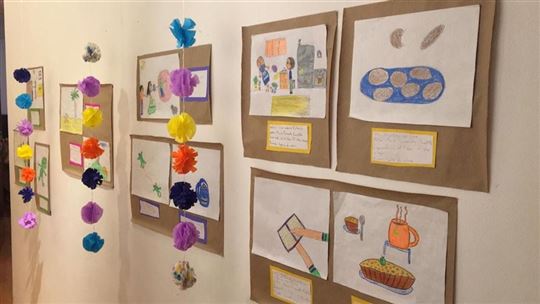 Dibujos de los niños que participan en los talleres