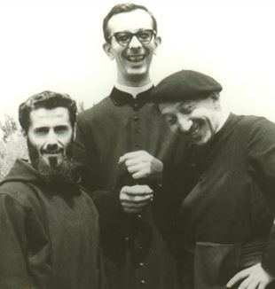 Don Francesco (centro) con el padre Emmanuel Braghini y don Giussani en 1963 (©Fraternità CL)
