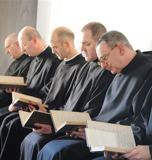 Los monjes benedictinos de la Cascinazza en oración (© Monastero Cascinazza)