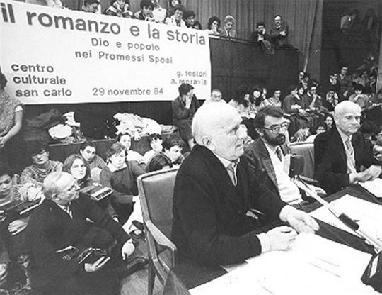 Testori y Moravia dialogan en el entonces Centro cultural San Carlo en noviembre de 1984 (Foto Archivo CmC Milán)