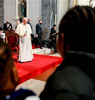 El Papa con los migrantes en Chipre (Foto: Catholic Press Photo)