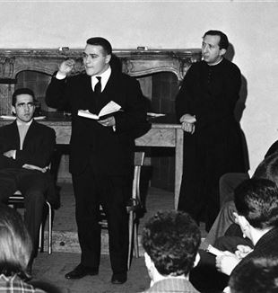 Luigi Negri con don Giussani en 1963, durante un encuentro de la comisión de cultura en la sede de GS en la Via Statuto de Milán (Foto Archivo Fraternidad de CL)