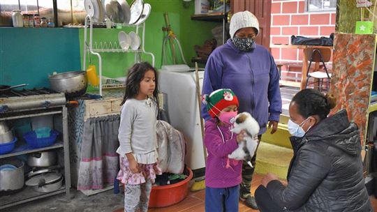 Una educadora visita a una familia ecuatoriana (Foto AVSI)