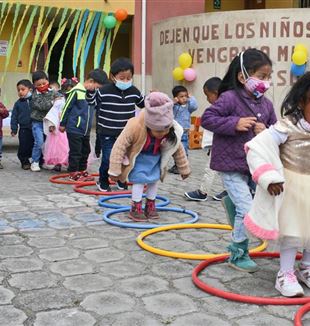 Niños del centro Ojos de Cielo en Quito (Foto AVSI)