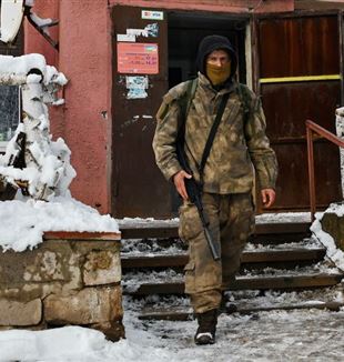 Soldado ucraniano en la frontera con la República Popular de Donetsk de los separatistas prorrusos (Foto Andriy Andriyenko/SIPA-USA/Mondadori Portfolio)