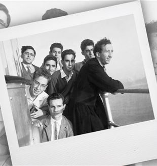 Don Luigi Giussani, en el faro de Portofino con algunos jóvenes en 1956 (Archivo Fraternidad CL)