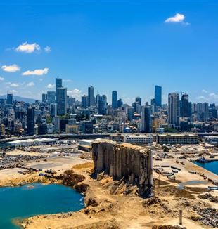 El puerto de Beirut destruido durante la explosión de agosto de 2020 (Foto Ali Chehade/Shutterstock)