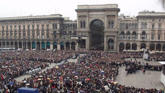 La multitud en Plaza del Duomo en Milán. Al funeral participaron alrededor de 30 mil personas (Fraternità CL)
