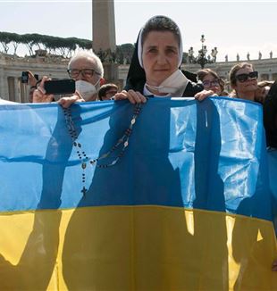 Feligreses ucranios en plaza San Pedro (Foto: Catholic Press Photo)