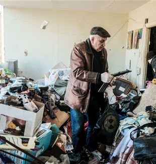En una casa bombardeada cerca de Kyiv (Matthew Hatcher/ZUMA Press/Ansa)