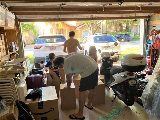 Preparando cajas para Venezuela
