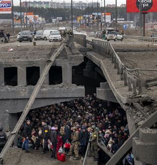 Irpin, 5 de marzo de 2022. Los habitantes de la ciudad ucraniana debajo del puente derrumbado en la espera de salir del país (©Emilio Morenatti/AP/La Presse)