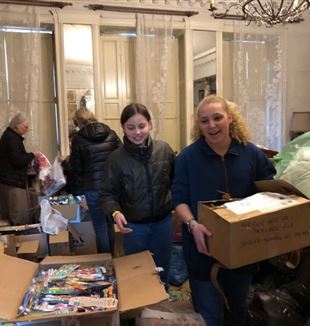 Voluntarios preparan cajas de ayuda en Ucrania (Foto: ACN)