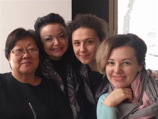 Lyubov, la primera desde la izquierda, con unas amigas