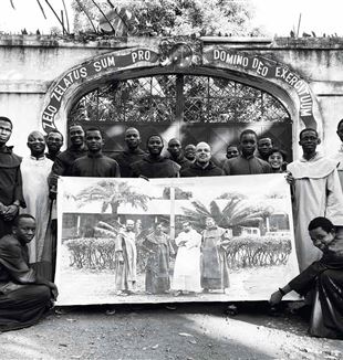 Novicios y profesos del convento de Bangui con una foto de los inicios de la misión, en 1972.